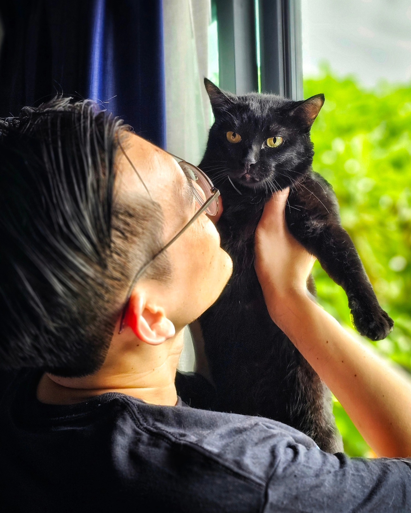เจ้าของเว็บไซต์เหมียวบาน (meowbarn) อุ้มแมวดำชื่อเซลิน่า